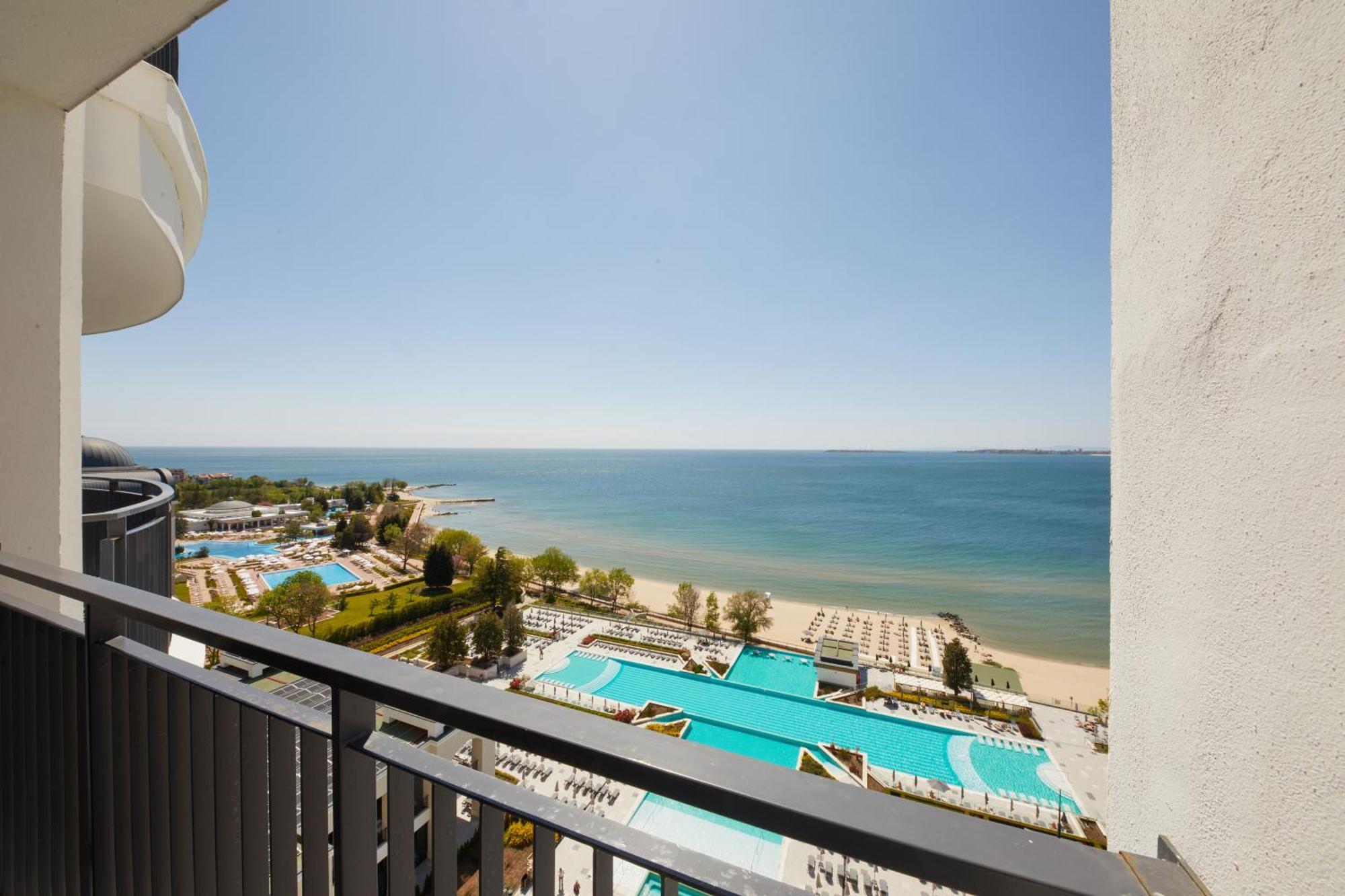Secrets Sunny Beach Resort & Spa (Adults Only) 객실 사진 Baltic Sea view from the balcony of a hotel in Pärnu