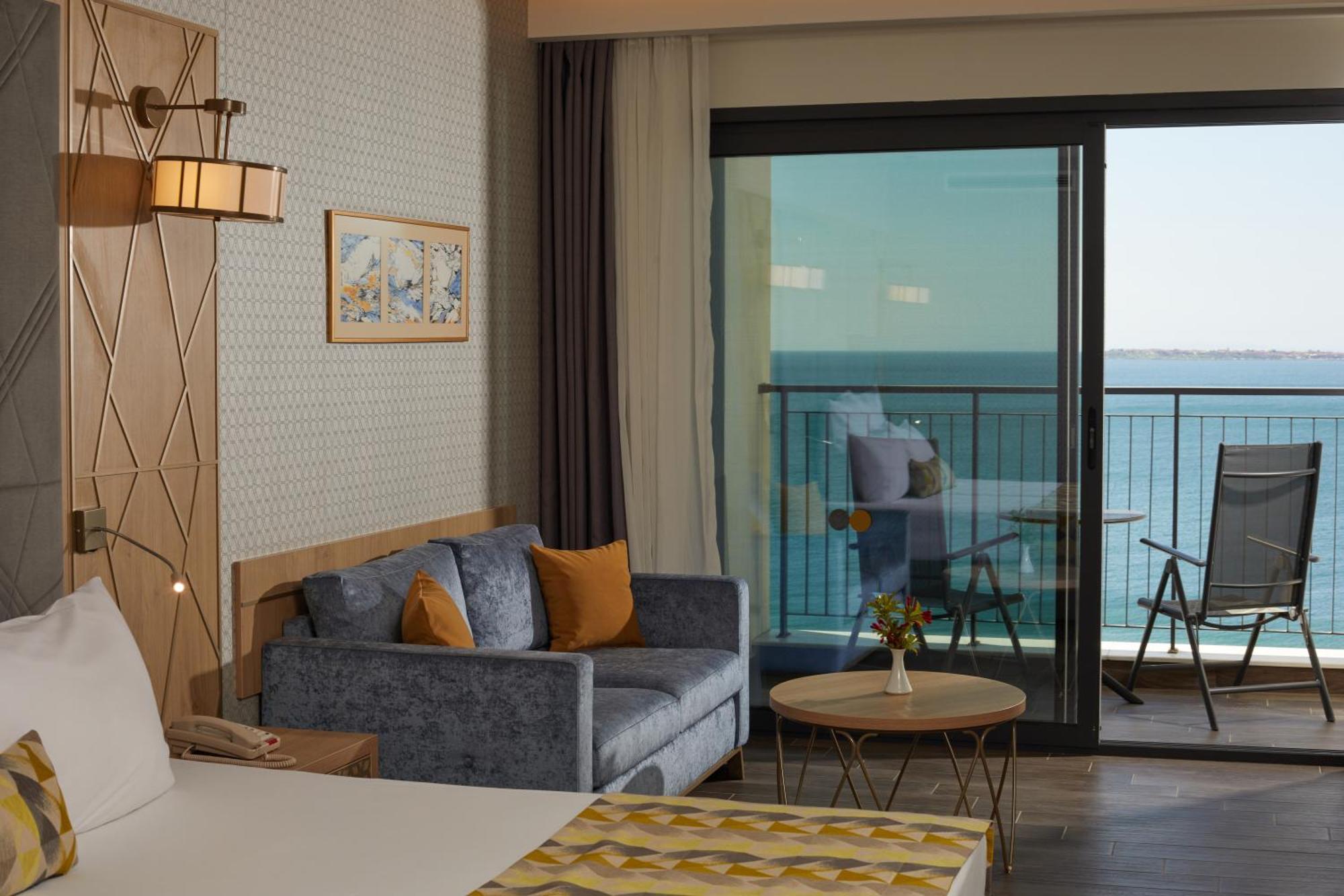 Secrets Sunny Beach Resort & Spa (Adults Only) 객실 사진 A room at the hotel